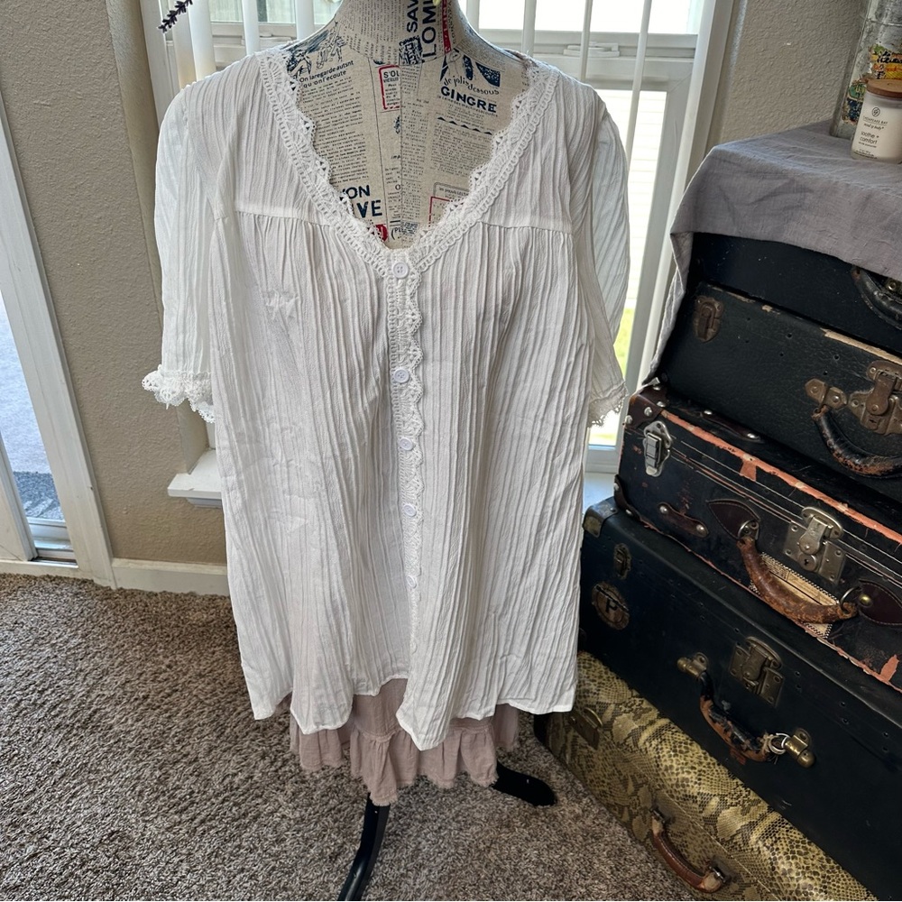 NWT-Elegant White Textured BloomChic Short Sleeve Blouse w/ Gorgeous Details